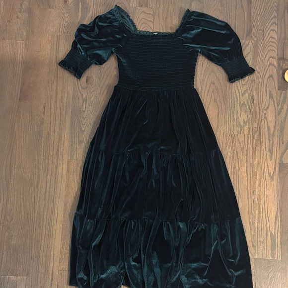 Baltic Born Dresses & Skirts - Baltic Born Green Velvet Long Sleeve Dress, Size Small